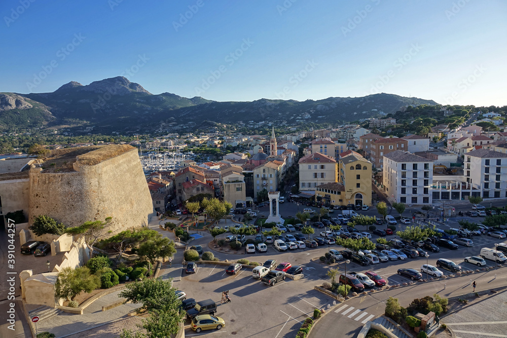Vues sur la ville de Calvi en Corses (le port, la citadelle, le centre)