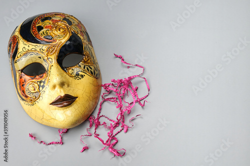 Fototapeta Naklejka Na Ścianę i Meble -  Венецианская карнавальная маска, изолированная на сером белом фоне.