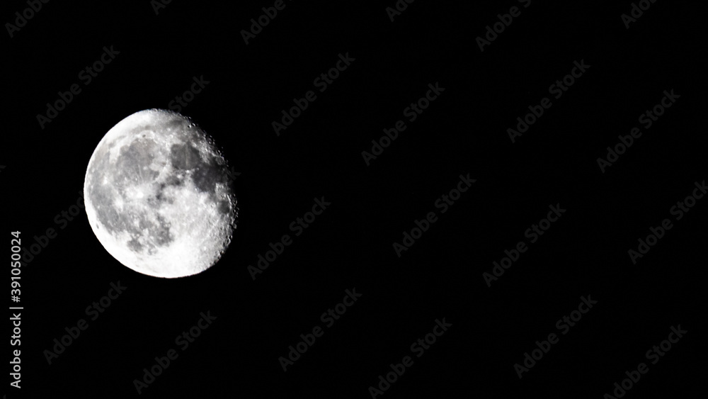 Obraz premium Almost-full moon