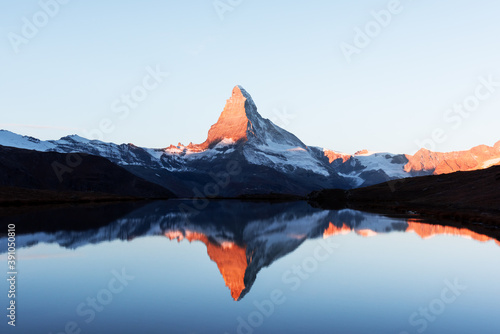 Photo Picturesque landscape with colorful sunrise on Stellisee lake