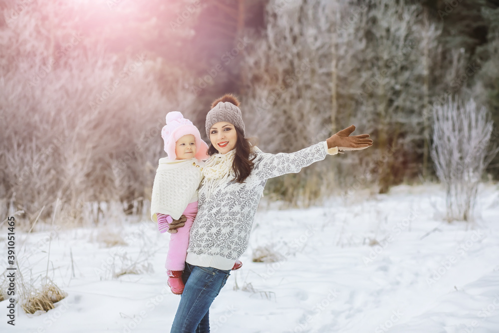 Obraz premium Happy family playing and laughing in winter outdoors in the snow. City park winter day.