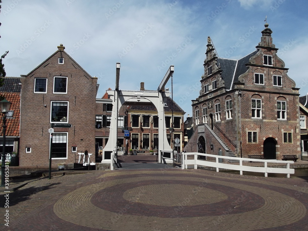 Naklejka premium historic bridge and town hall in de rijp, netherlands Historische Brücke und Rathaus in De Rijp, Niederlande