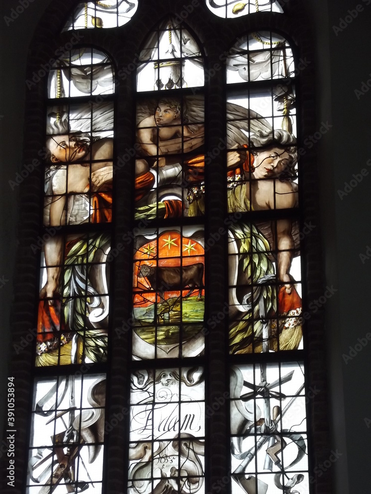 Buntglasfenster in der Kirche von De Rijp, Nordholland, Holland, Niederlande, stained glass window in the church of de rijp, holland, netherlands