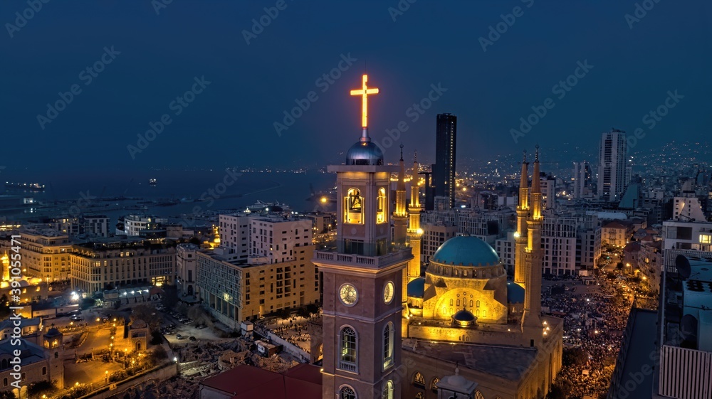 Fototapeta premium Al Amin Mosque and St. Georges Church in Beirut Downtown