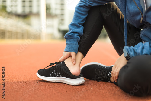 Obraz na plátně Sport shoes hurt feet after running on track race.