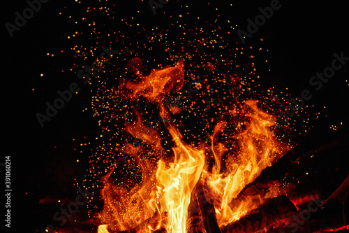 Fotografia Night bonfire with close-up sparks