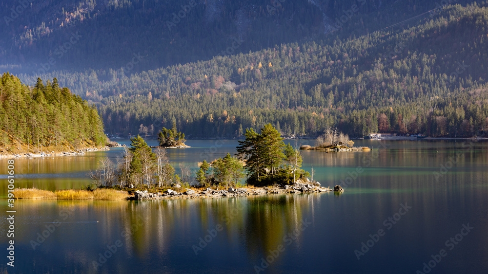 Fototapeta premium Der Eibsee bei Grainau in der Nähe von Garmisch-Partenkirchen.