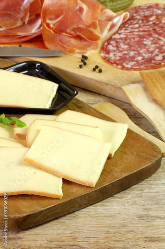 tranches de fromage à raclette et charcuterie