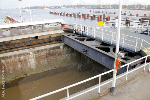 Schleuse Brunsbüttel am Nord-Ostsee-Kanal. Brunsbüttel, Schleswig-Holstein, Deutschland, Europa Brunsbuettel lock on the Kiel Canal. Brunsbuettel, Schleswig-Holstein, Germany, Europe