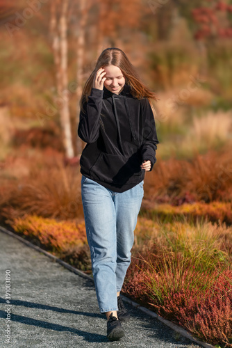 junges 15- jähriges Mädchen posiert im Freien vor der Kamera und lächelt