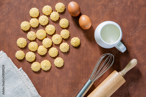 Fotografia Baking utensils and cooking ingredients for cake bakery include flour, butter, sugar, eggs, and tools on the table, top view with copy space