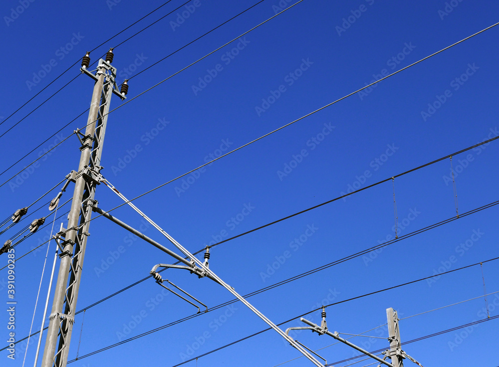 pali dell'eletrricità contro il cielo azzurro pali dell'eletrricità contro il cielo azzurro