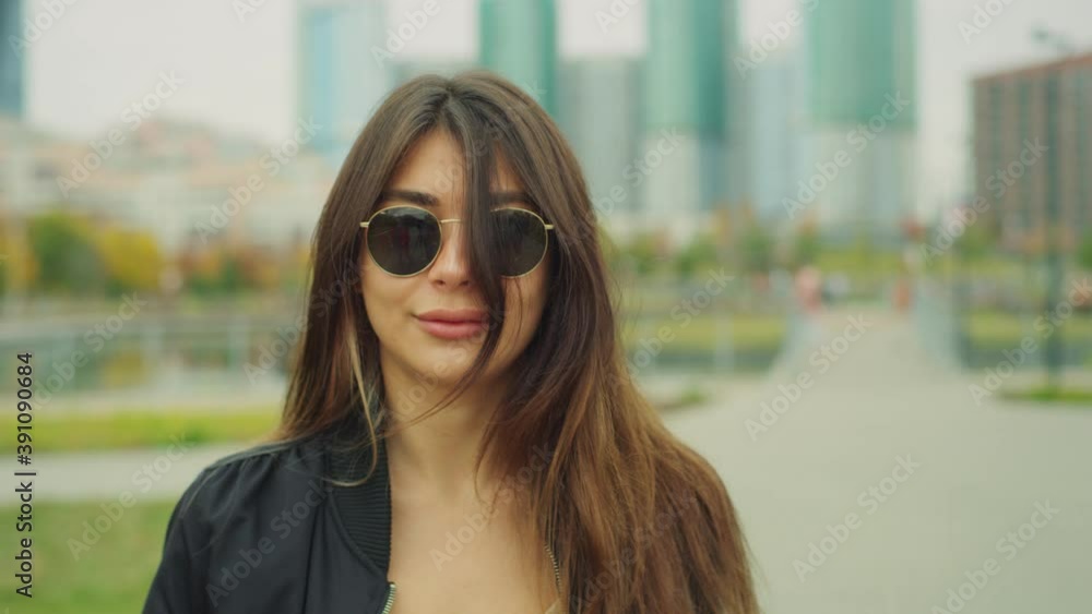 Captivating Young Woman Turns At The Camera Red Helium 8K
Captivating Young Woman Turns At The Camera Red Helium 8K