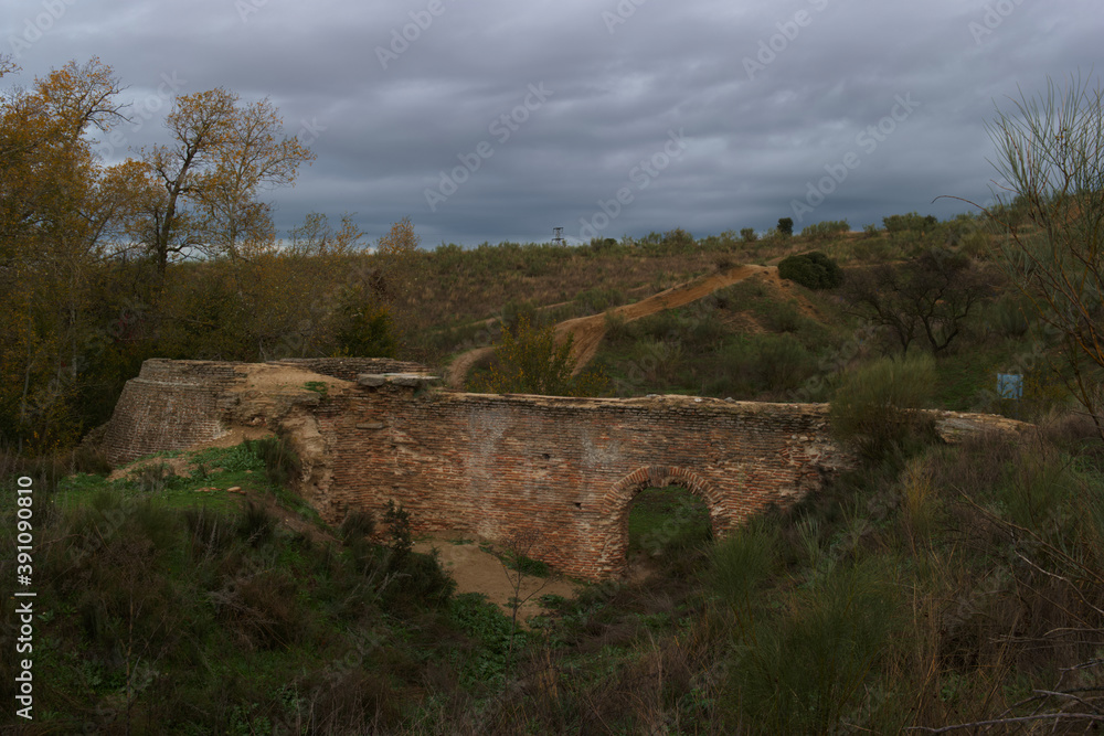 ruiny średniwiecznego młynu cegła mur idok