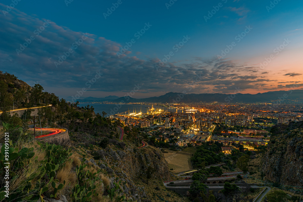 Vista panoramica dal Monte Pellegrino sulla città di Palermo al crepuscolo, Sicilia