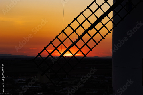 PAISAJE DE PUESTA DE SOL Y MOLINO DE VIENTO TIPICO DE CASTILLA LA MANCHA EN ESPAÑA