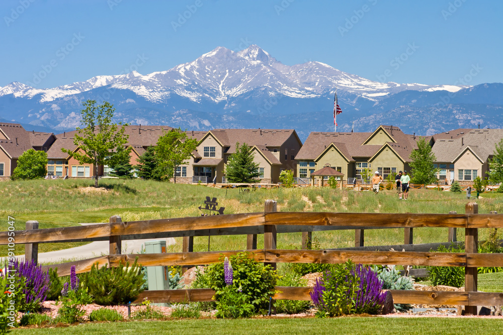 Longmont Golf Course Housing - Front range golf course near Longmont, overlooking fourteener Long's Peak in Boulder County, Colorado - obrazy, fototapety, plakaty 