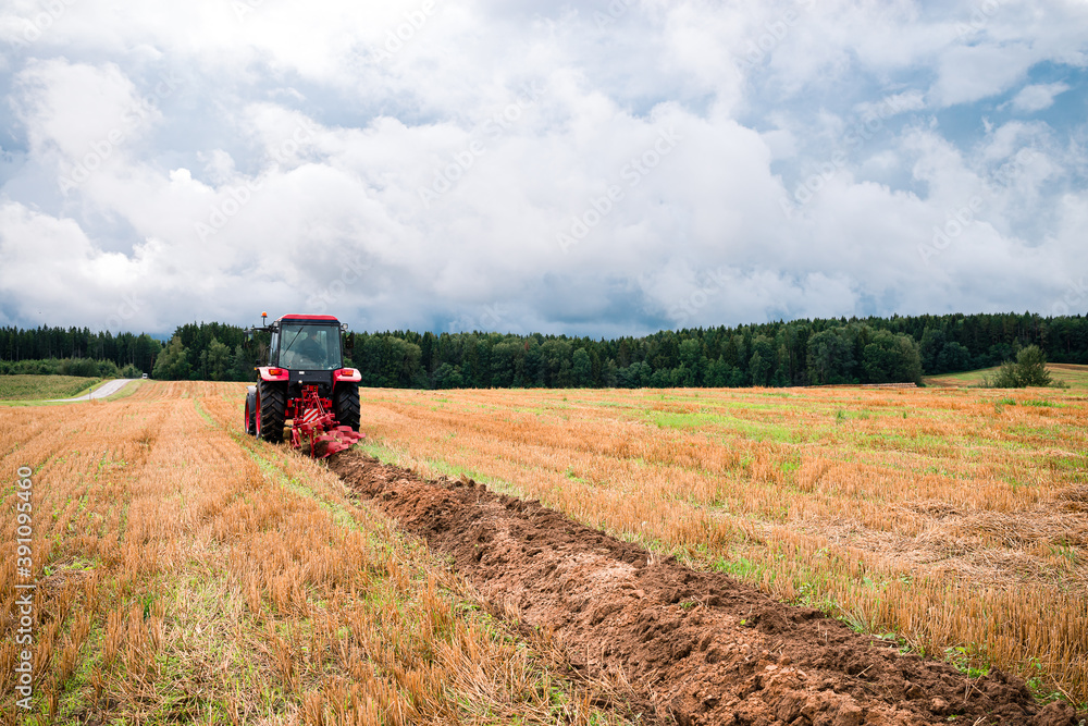 Obraz premium tractor plows the land
