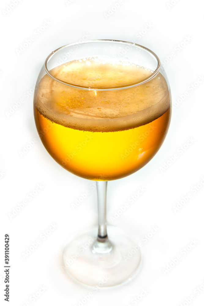 copa de cerveza dorada, rubia y brillante sobre fondo blanco
copa de cerveza dorada, rubia y brillante sobre fondo blanco