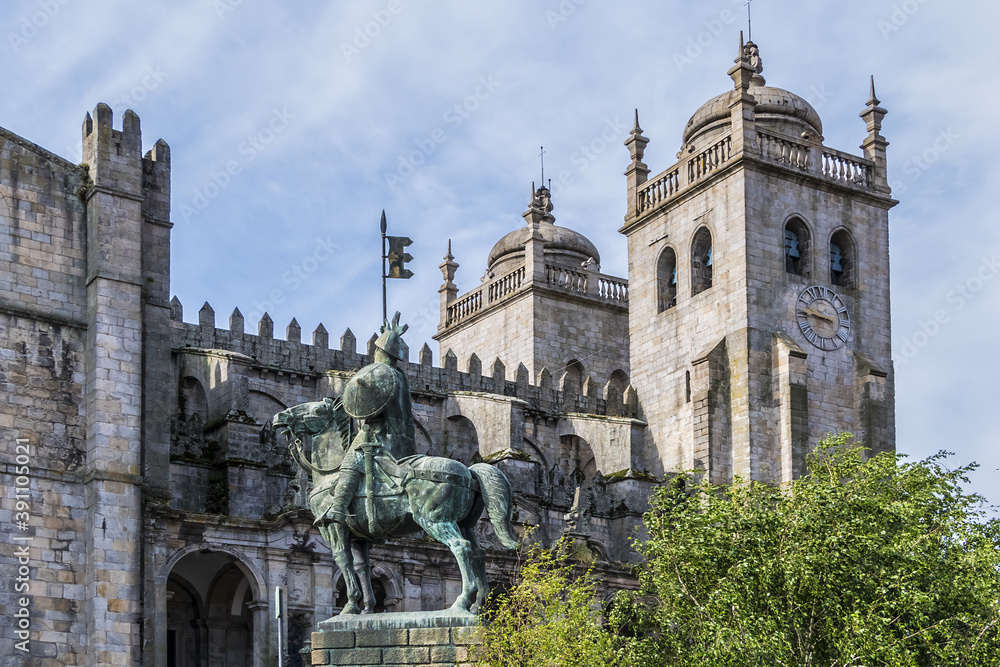 Equestrian statue of Vimara Peres next to Porto Cathedral (Se do Porto). Vimara Peres was a IX century nobleman from Kingdom of Asturias and first ruler of the County of Portugal. Porto, Portugal.