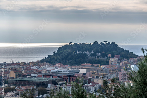 colline du château de Nice en bord de mer