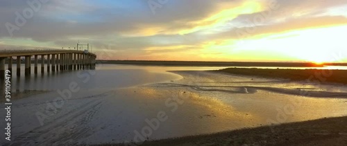 Sobrevolando rio en atardecer