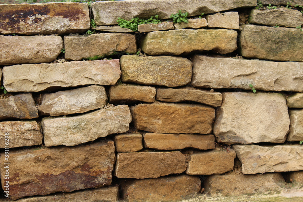 Unregelmäßige Natursteinmauer