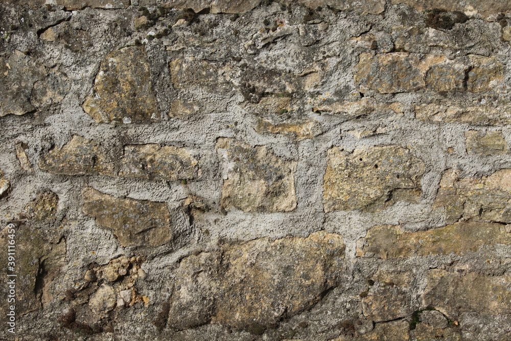 Unregelmäßige Natursteinmauer