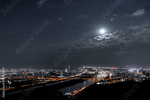 Wien bei Nacht vom Leopoldsberg gesehen
