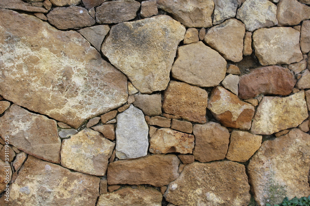 Fototapeta premium Unregelmäßige Natursteinmauer