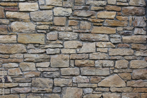 Unregelm    ige Natursteinmauer