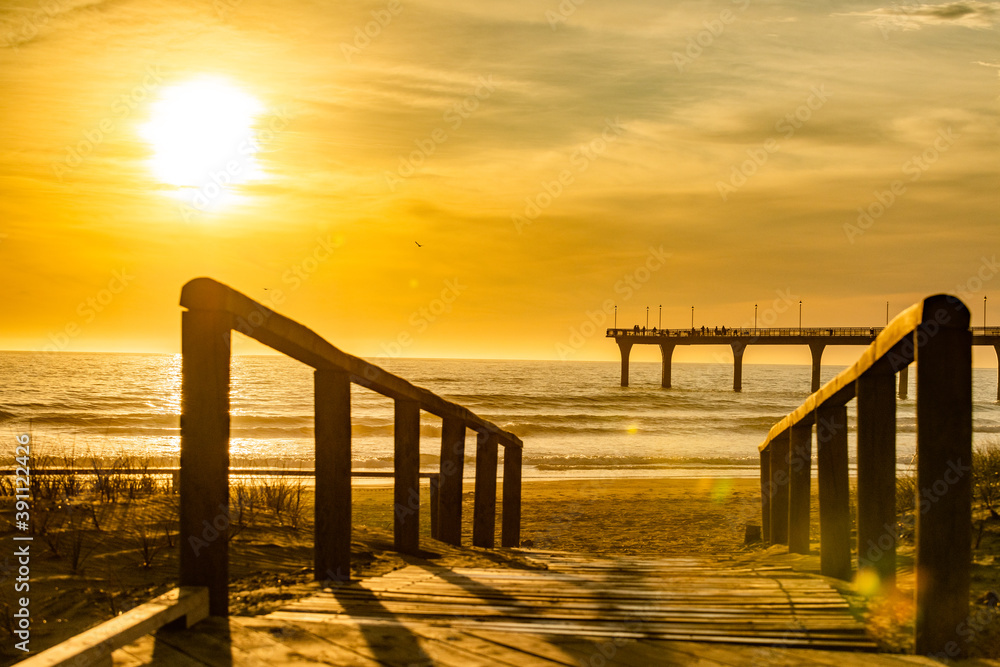 Obraz premium Sunset at the coast with a pier in New Zealand