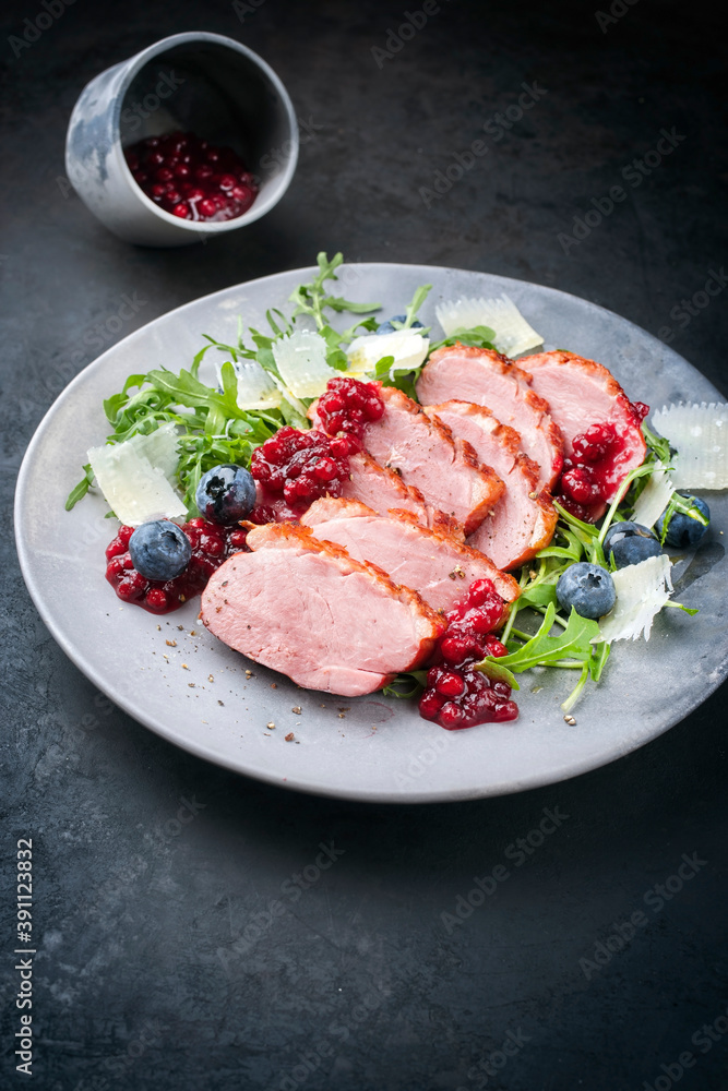 Modern Style Gourmet Entenbrust Filet mit Rucola Salat und Preiselbeeren Relish angeboten als close-up auf einem Design Teller mit Textfreiraum Modern Style Gourmet Entenbrust Filet mit Rucola Salat und Preiselbeeren Relish angeboten als close-up auf einem Design Teller mit Textfreiraum