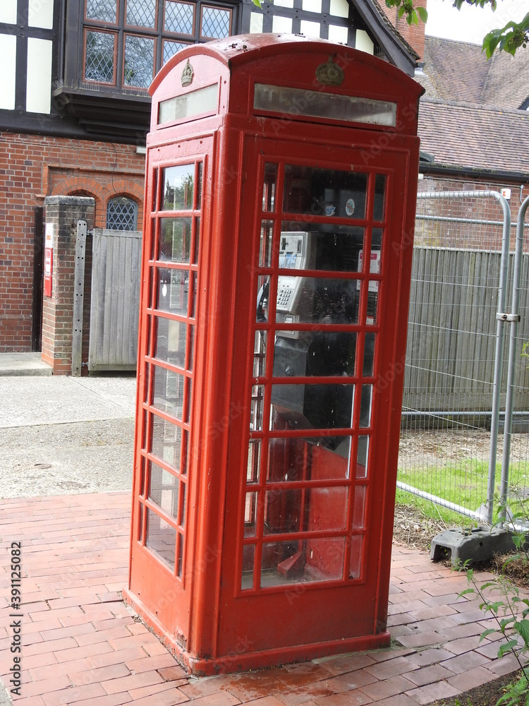 Fototapeta premium Red English Telephone Booth