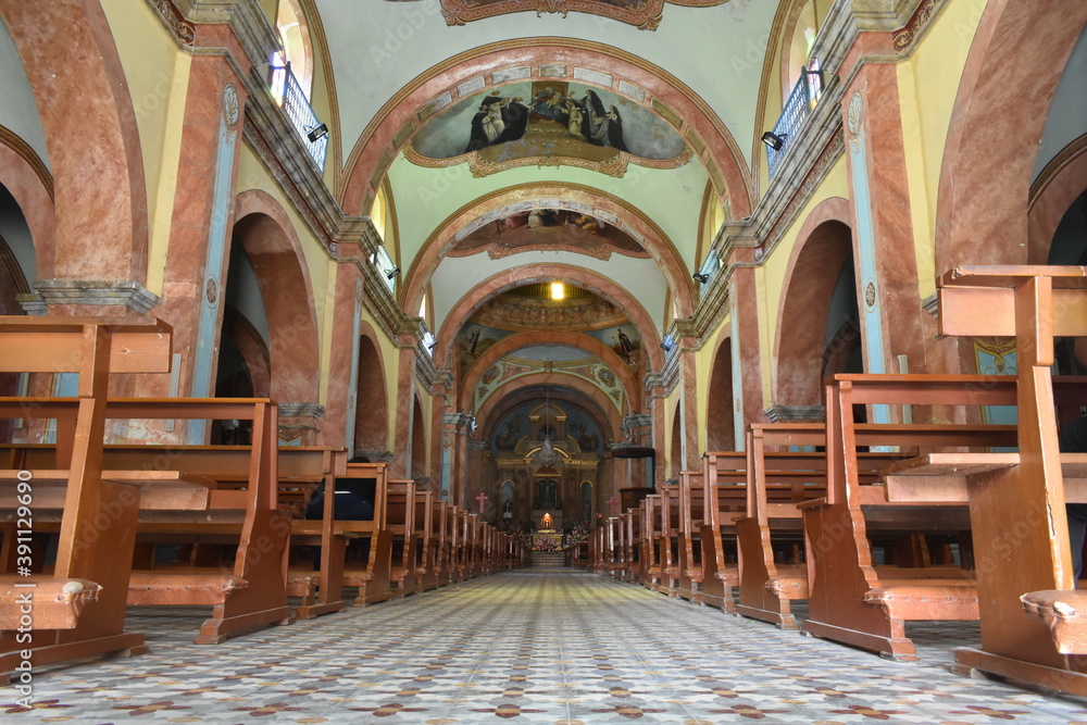 Interior de Catedral con arcos, cúpulas y bóvedas de la época medieval en Lambayeque Perú 