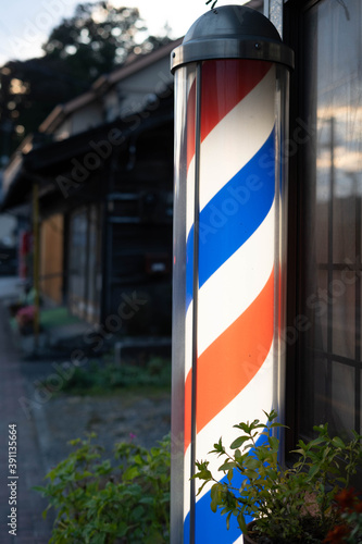 日本の伝統的な散髪屋のサインポール