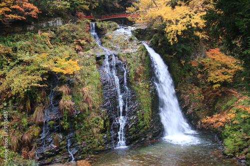 山形　銀山温泉の秋　白銀の滝