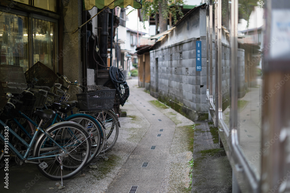 日本の古い町にある小道