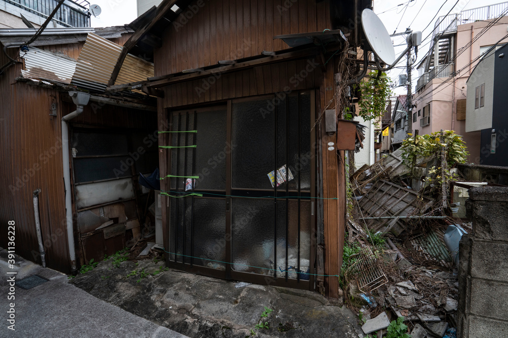日本の古い廃墟になった住宅/倒壊寸前の家/間口/玄関/無人 Stock Photo | Adobe Stock