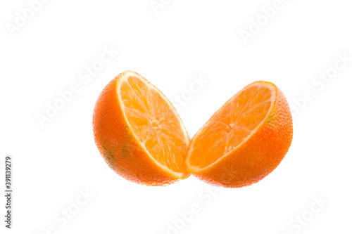 Mandarina partida por la mitad con un cuchillo con fondo blanco.