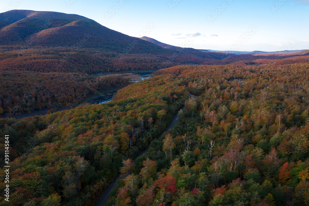 Vista aerea del bosque y montañas en otoño. Tierra de escape.
