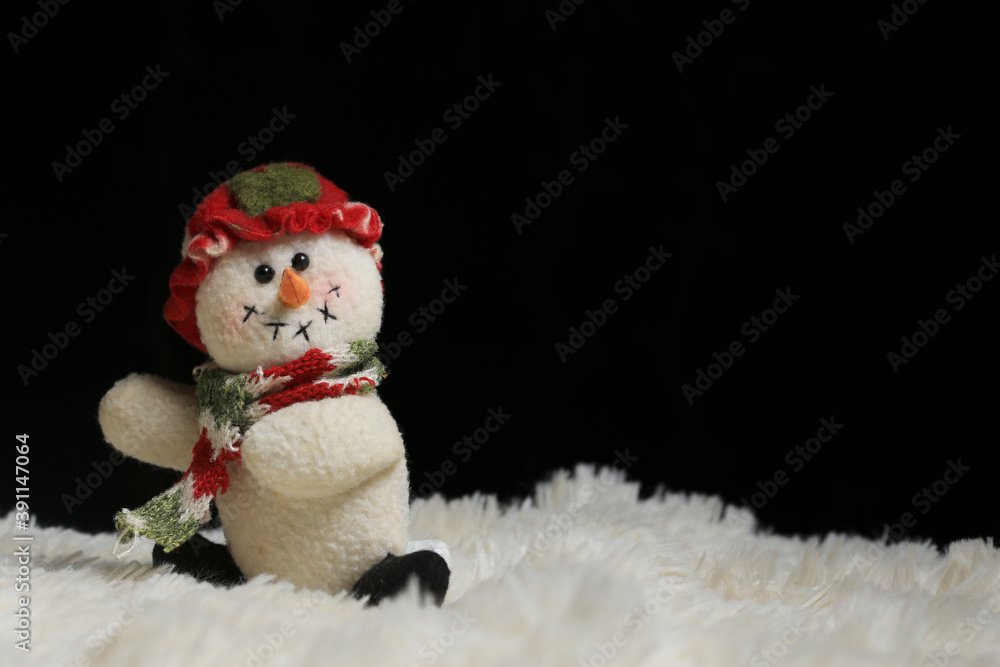 muñeco de nieve con sombrero y bufanda en fondo negro 