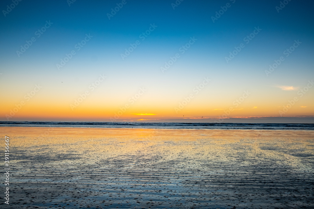 Obraz premium Sunset over Pacific Beach on the Pacific Ocean