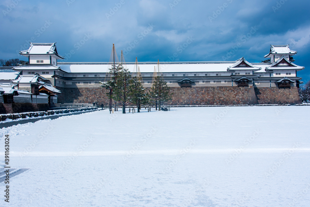 Fototapeta premium 雪の二の丸広場と五十間長屋