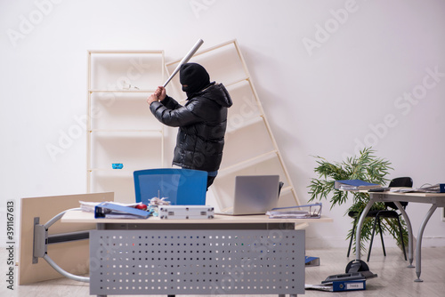 Photo Young male burglar in the office