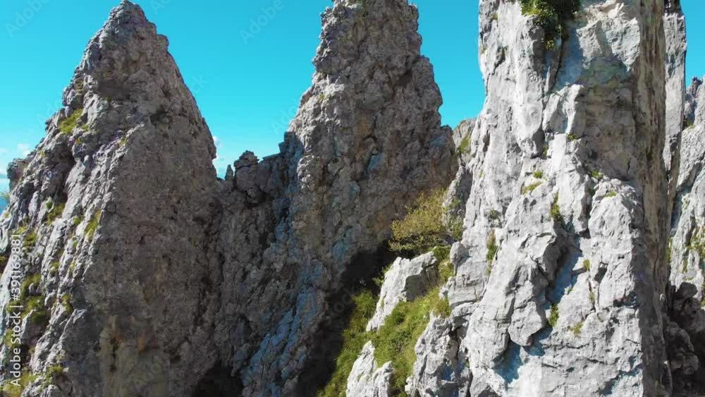 Drone tra le torri di roccia in Grigna meridionale