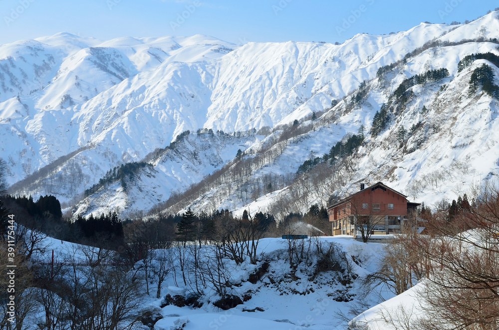 Fototapeta premium 冬の飯豊の雪山