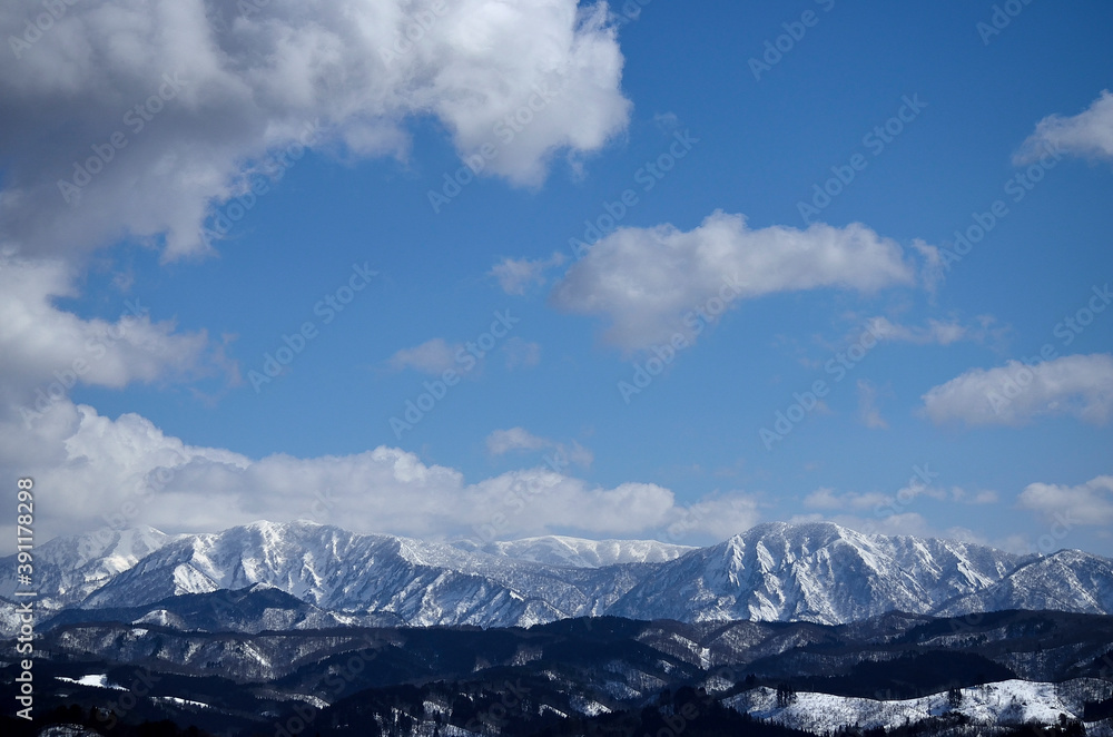 冬の晴天下の朝日連峰