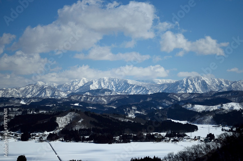 冬の晴天下の朝日連峰