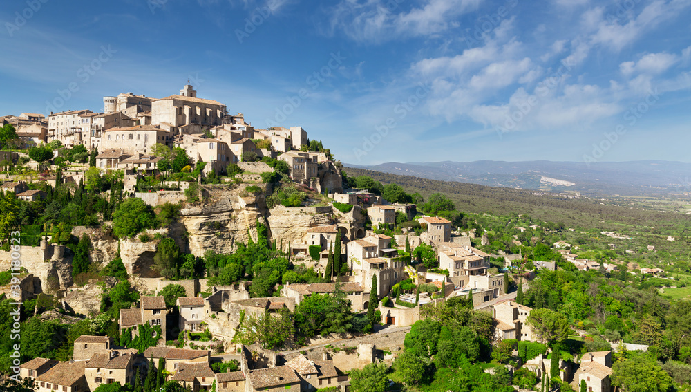 View of hilltop village Gordes in Provence, France